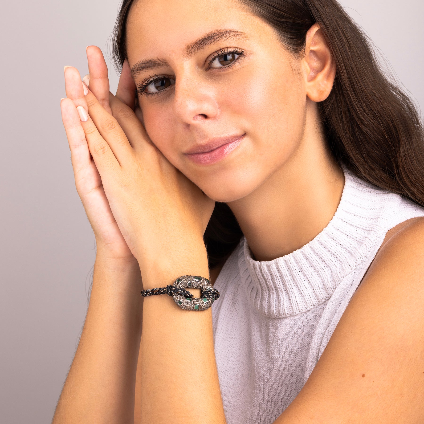 Armband mit Smaragd- und dunklem Diamantverschluss