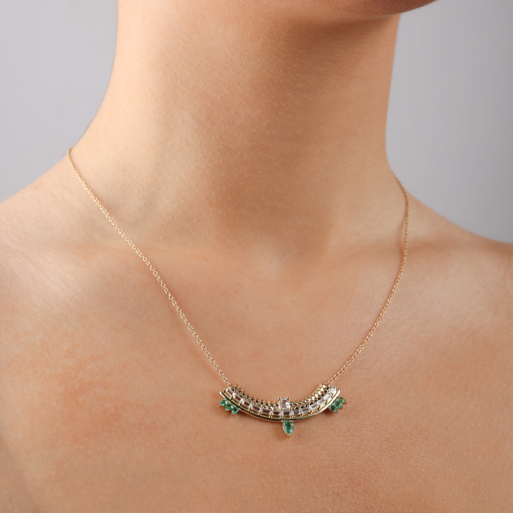 Collier Type Stack White Sapphire and Emeralds