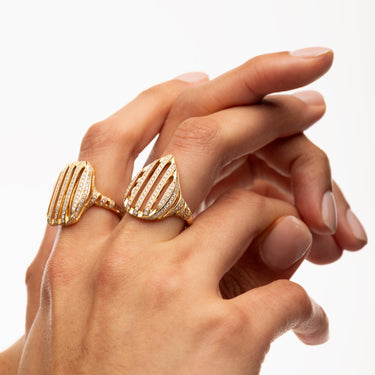 Geschliffener rechteckiger Ring mit Diamanten aus Gelbgold