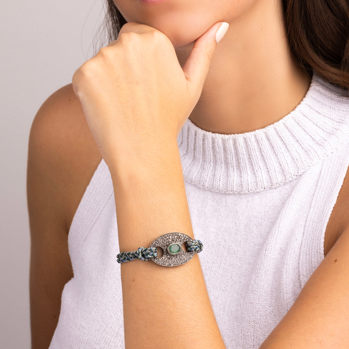 Ein Smaragd-Verschlussarmband