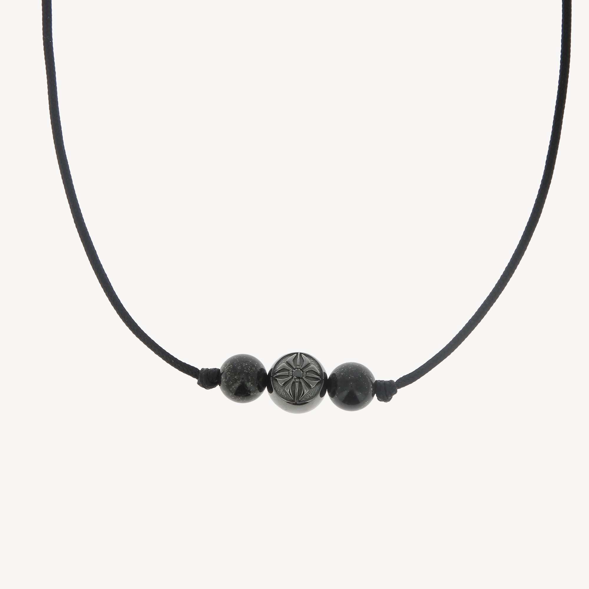 Halskette mit 2 schwarzen Jadeperlen