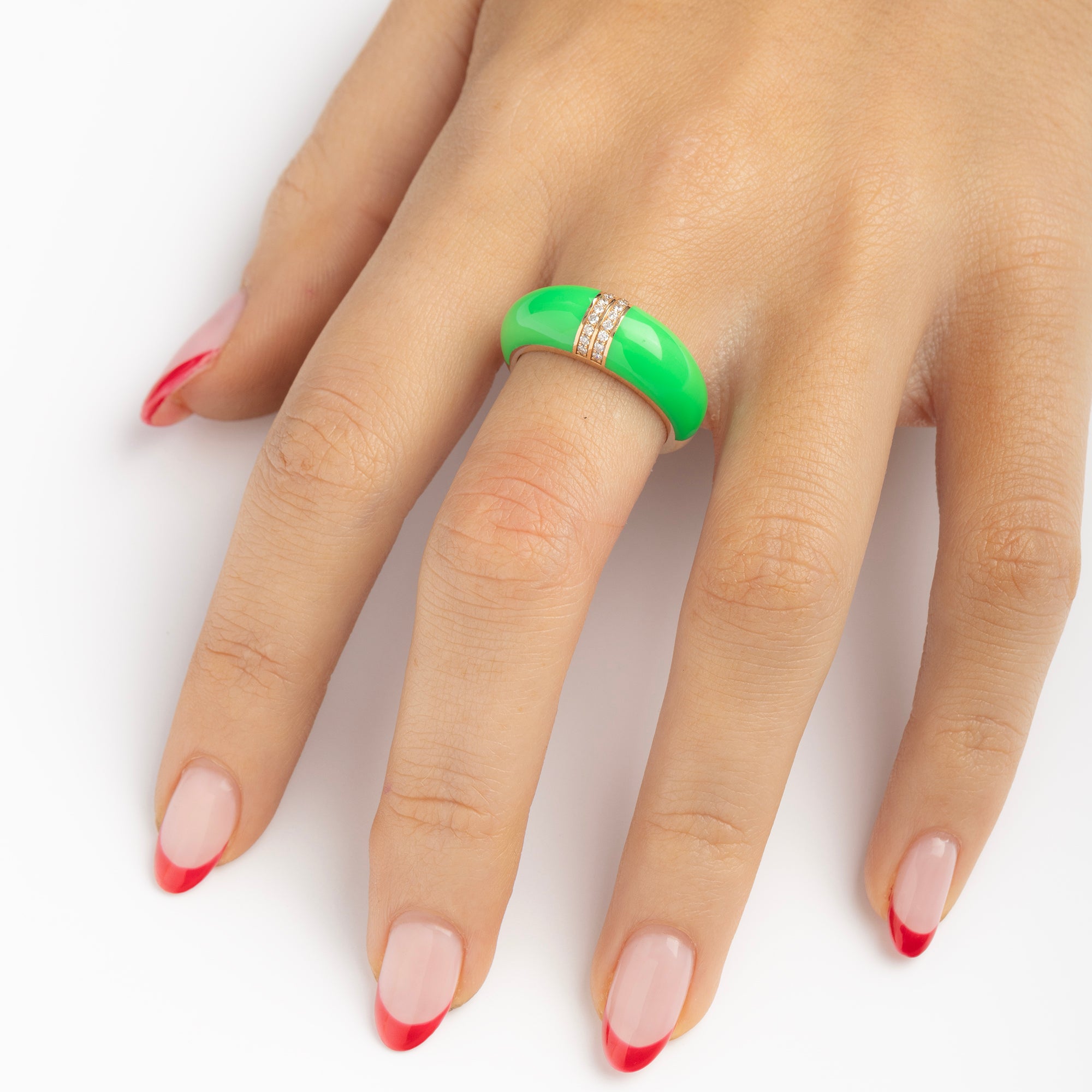 Moderner grüner Ring