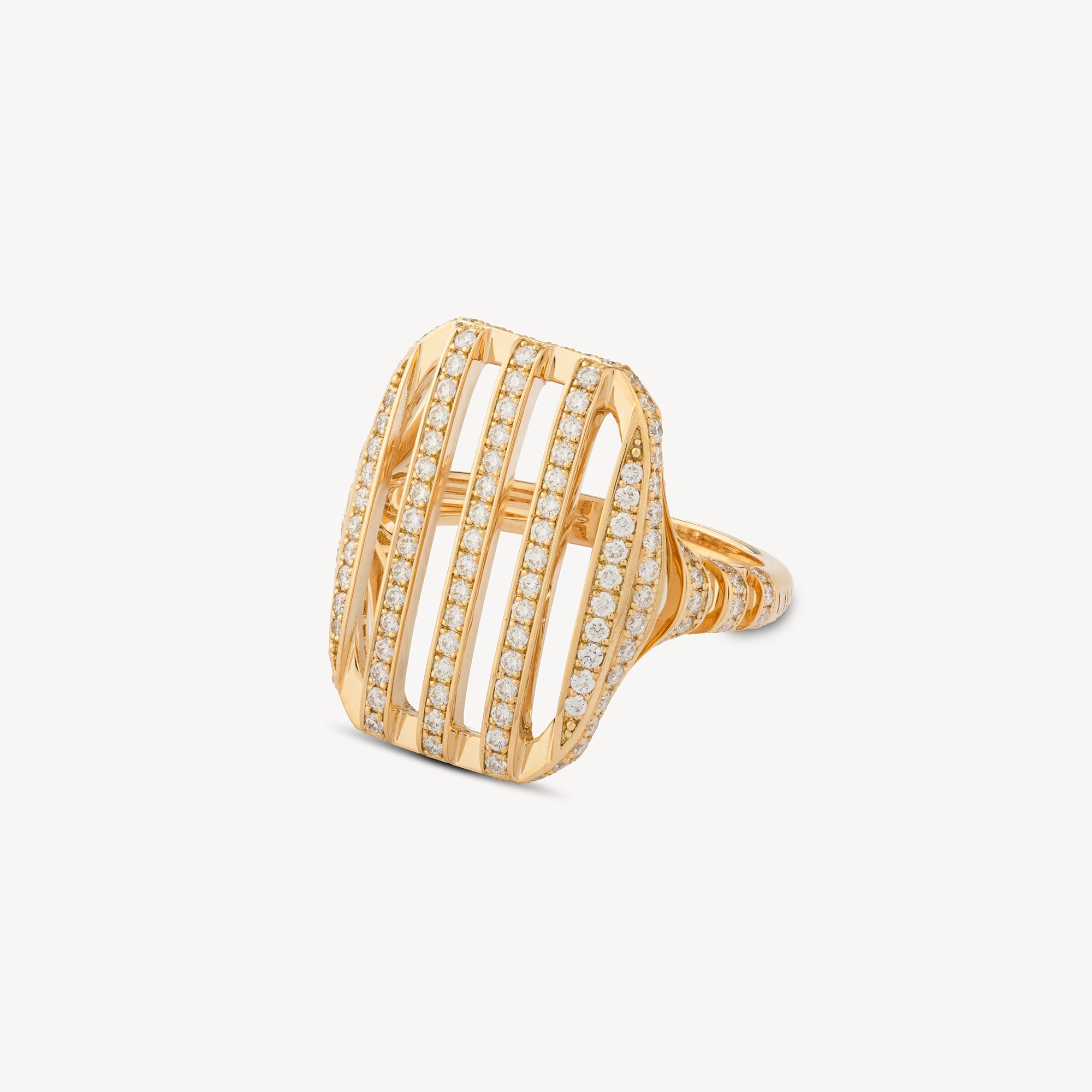 Geschliffener rechteckiger Ring mit Diamanten aus Gelbgold