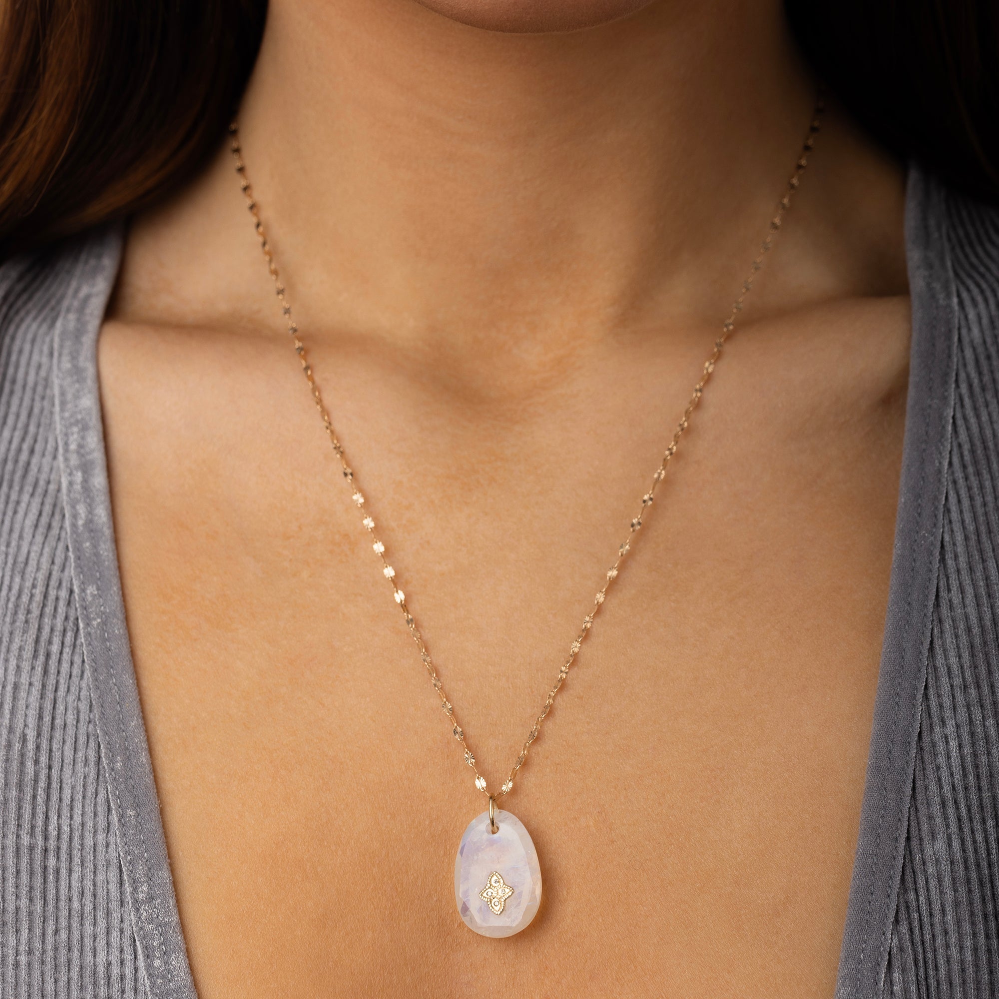 Gaia necklace n°1 Moonstone