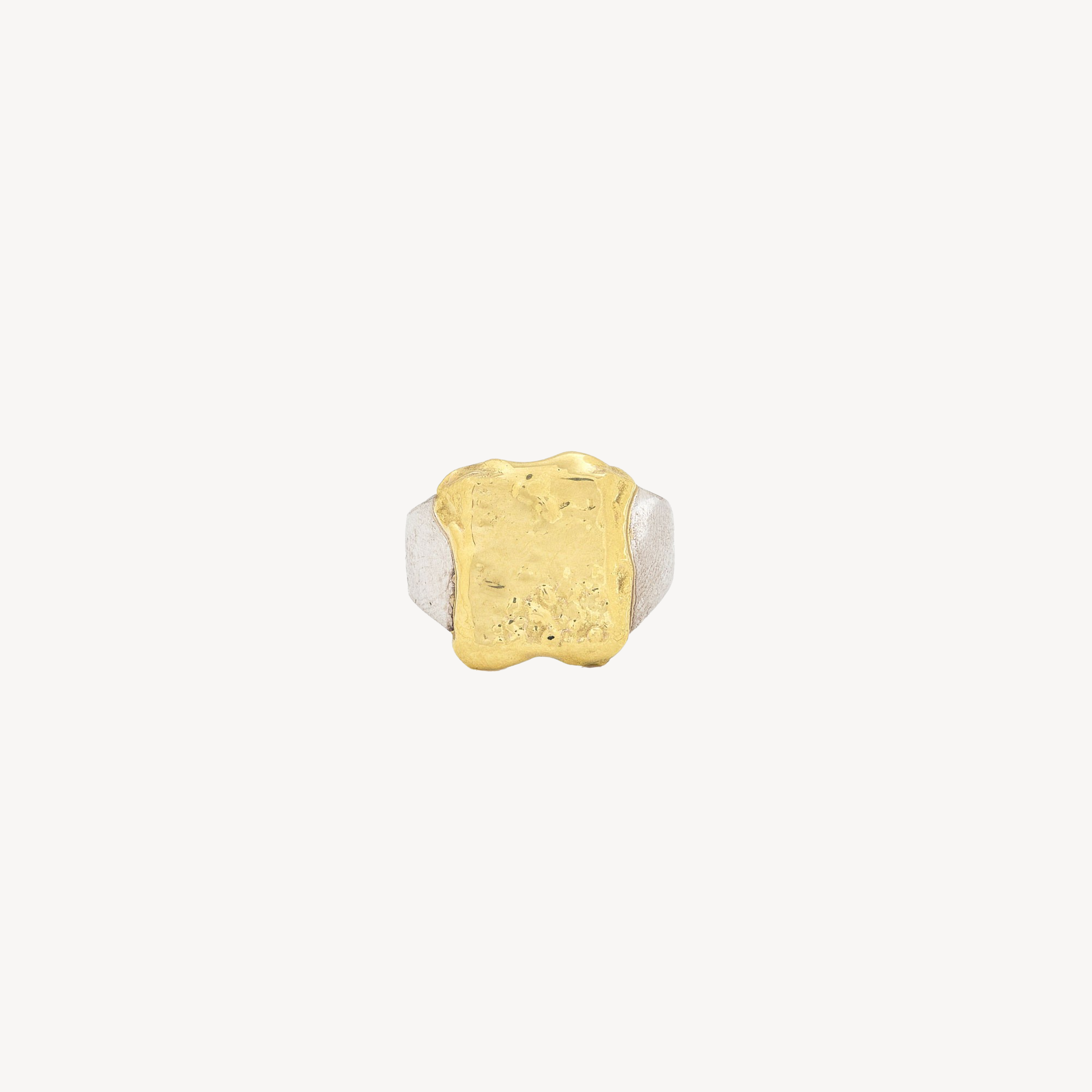 Silberner, quadratisch fließender Siegelring aus Gelbgold