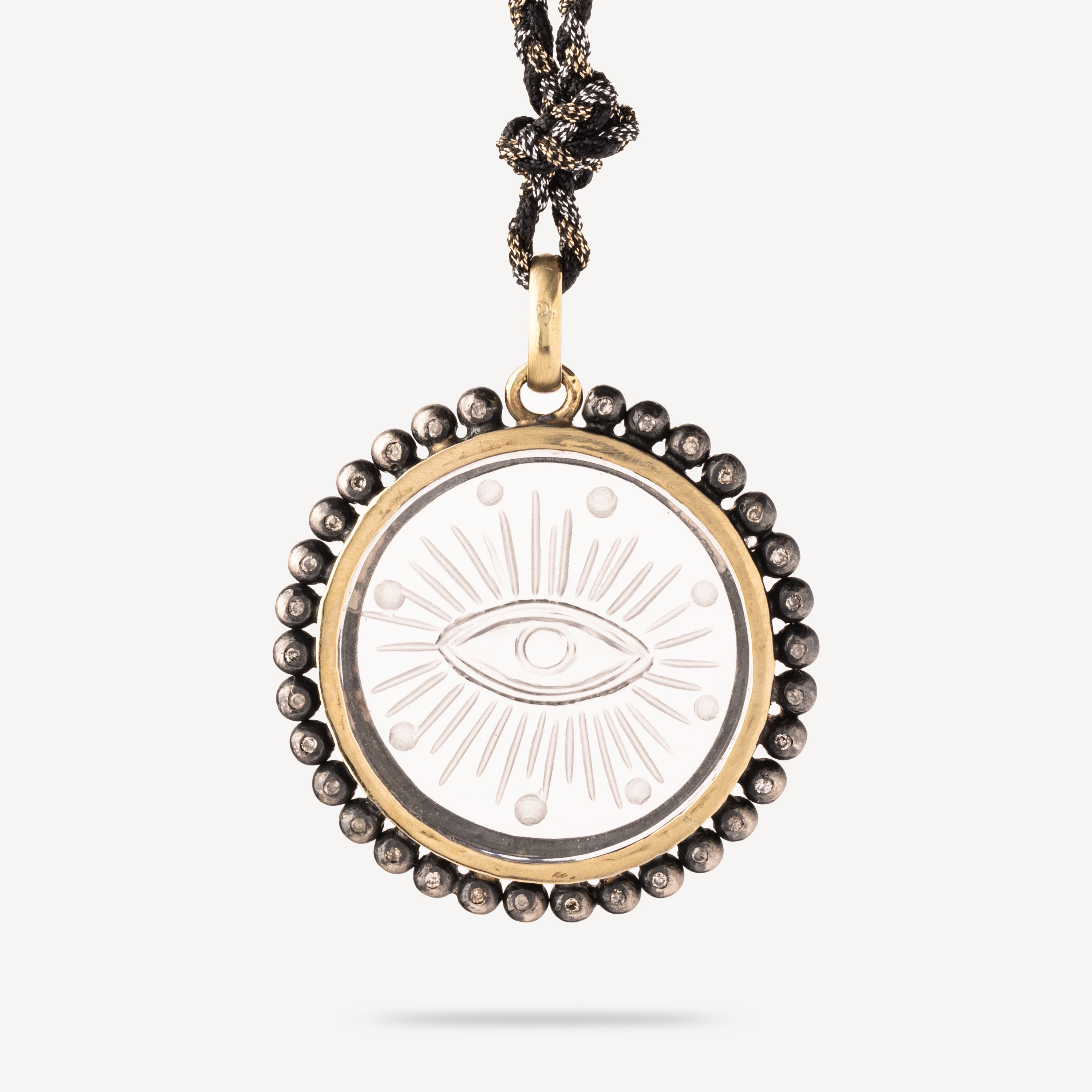Collier round carved evil eye