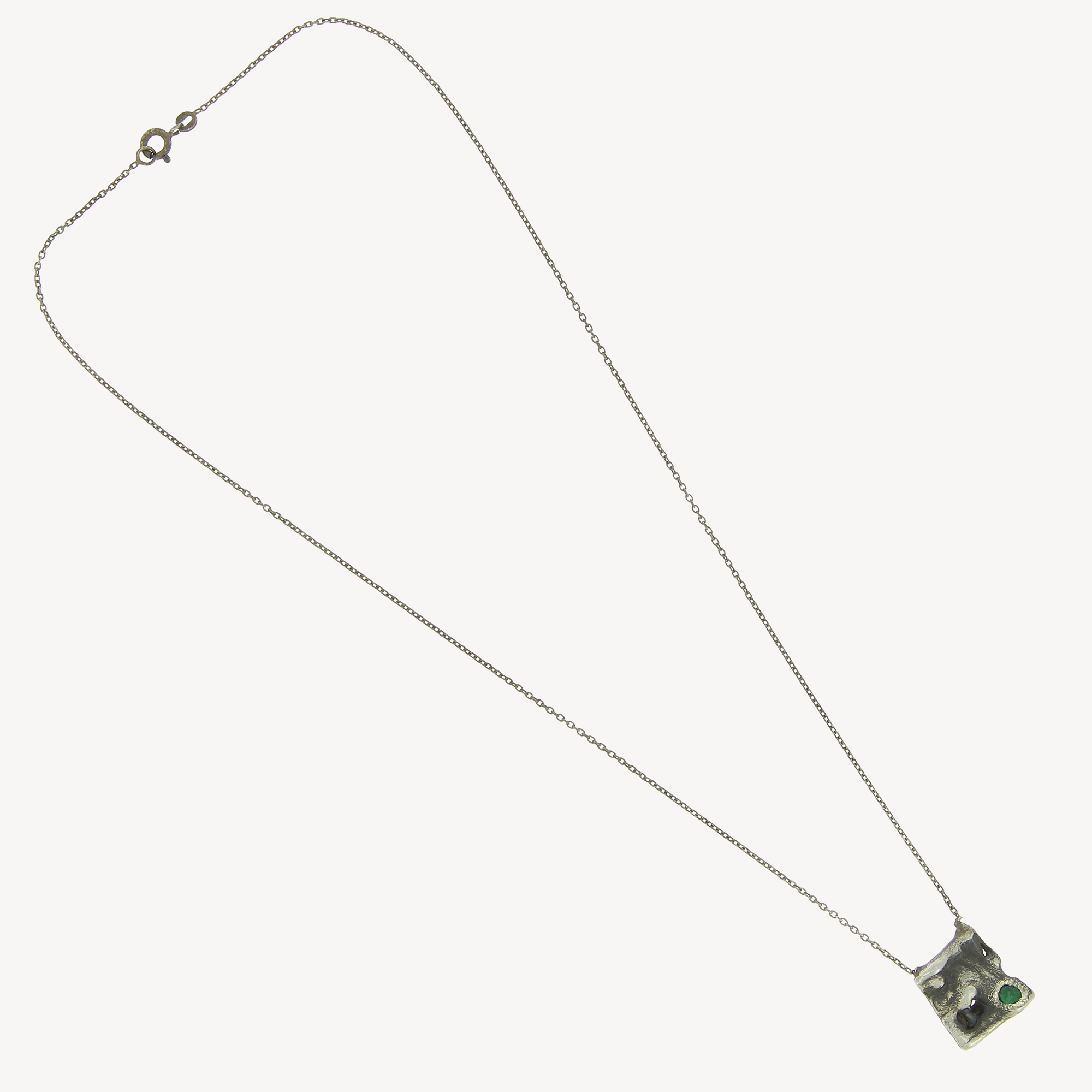 Halskette mit verschmolzenem Plattenanhänger, 1 Smaragd