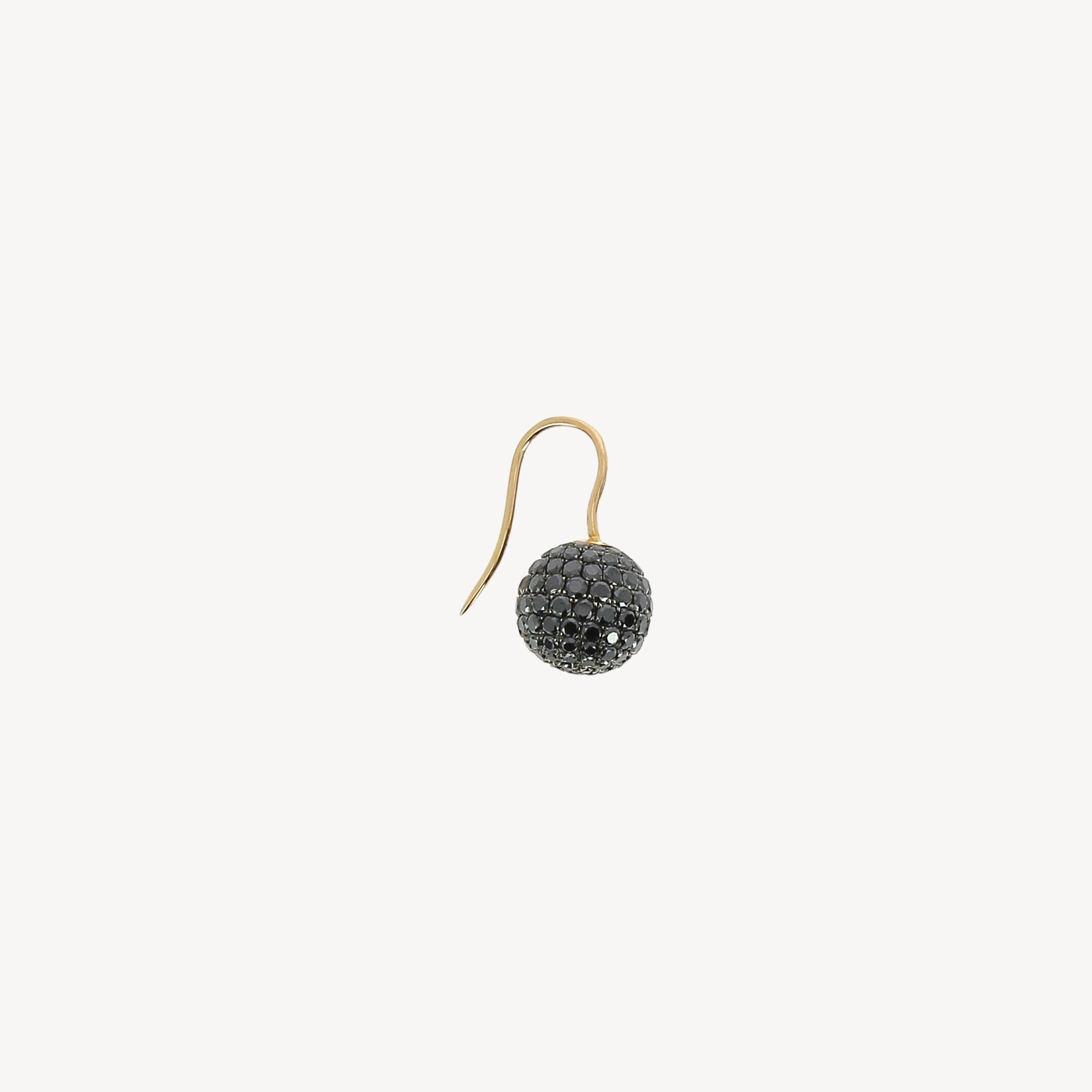 Pavé-Ohrring mit schwarzem Diamant