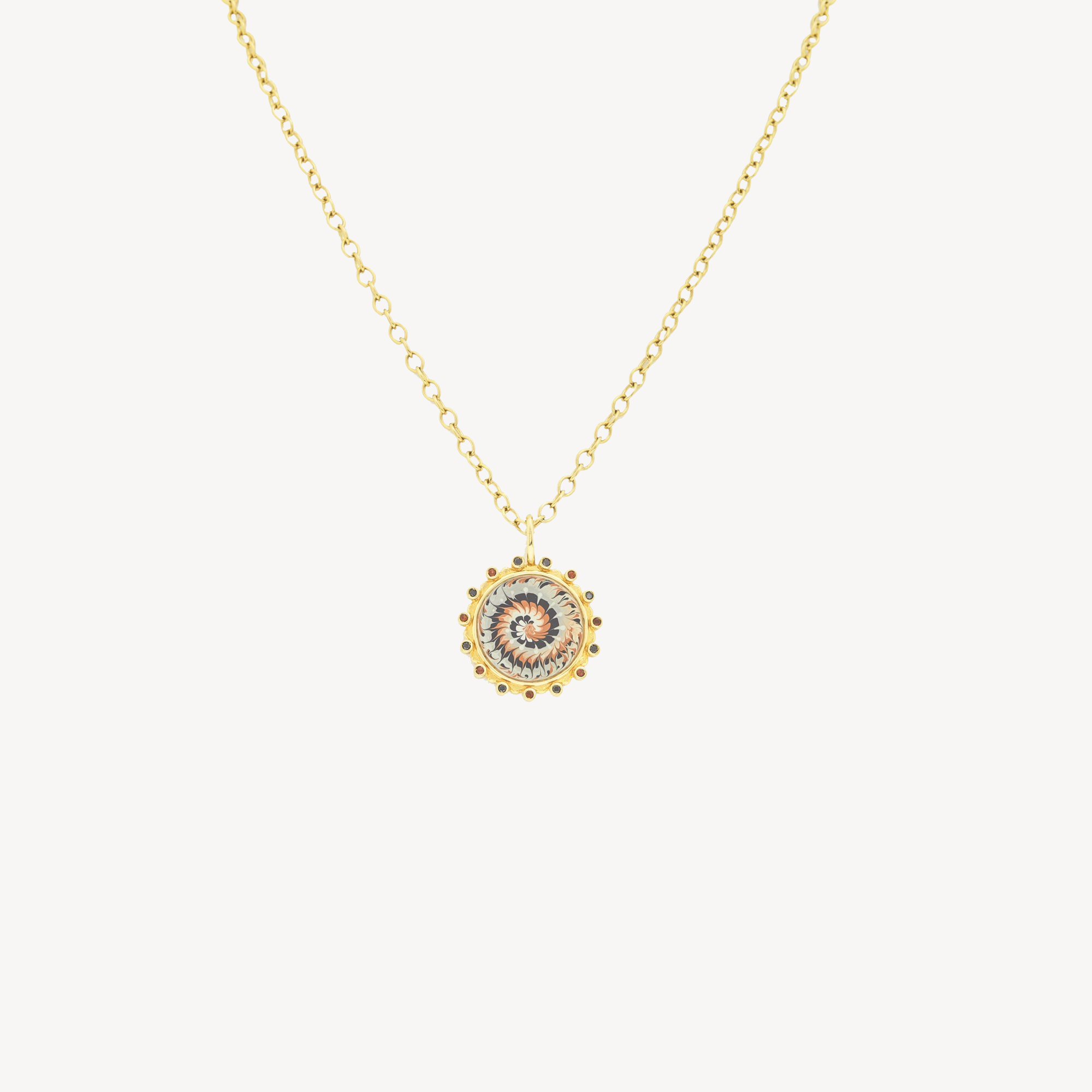 Große spiralförmige Halskette mit Granat und schwarzem Diamant