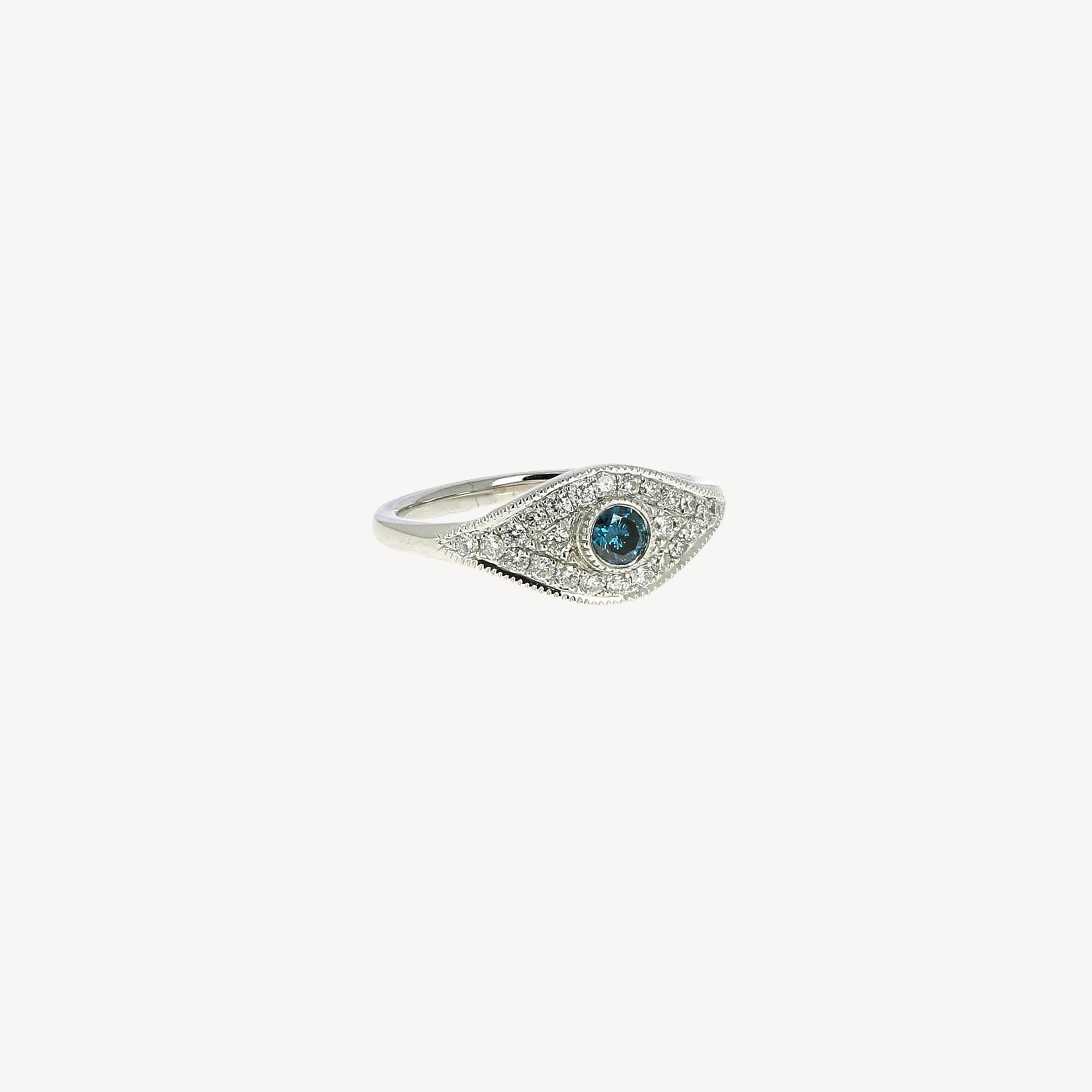 Großer Ring mit blauem Auge und gepflasterten Diamanten