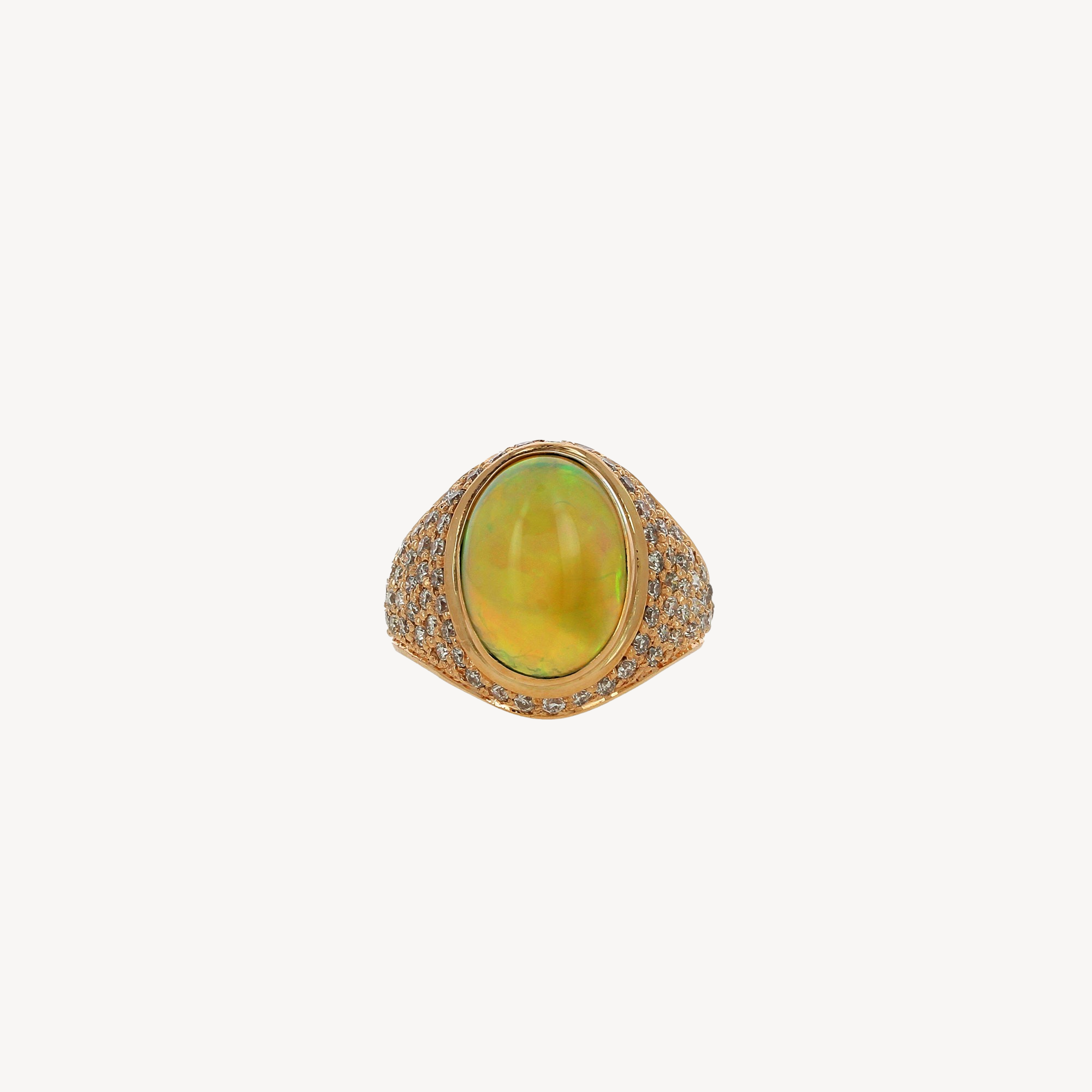 Ovaler Opal-Kuppelring mit Pavé-Diamanten