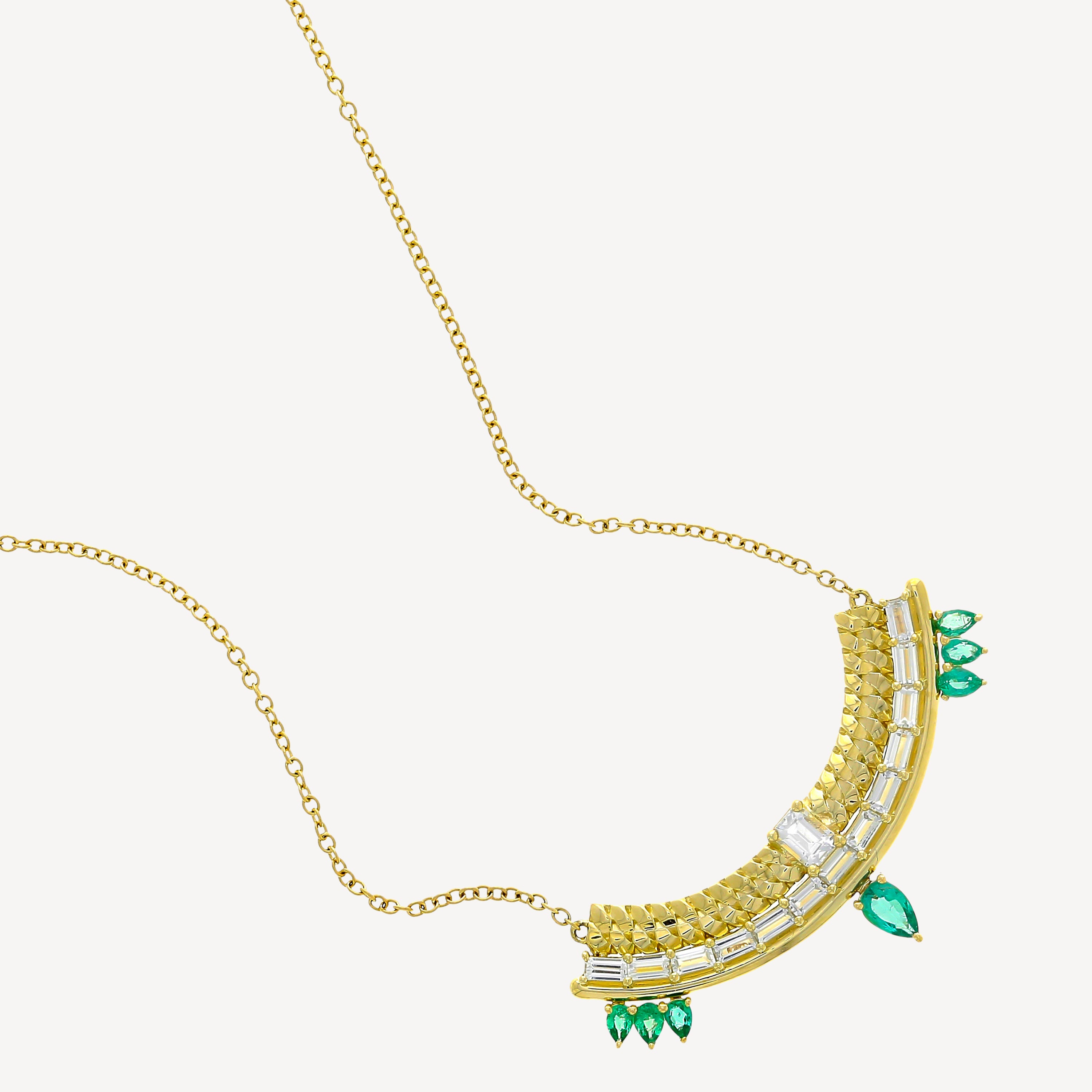 Stapelartige Halskette aus weißem Saphir und Smaragden