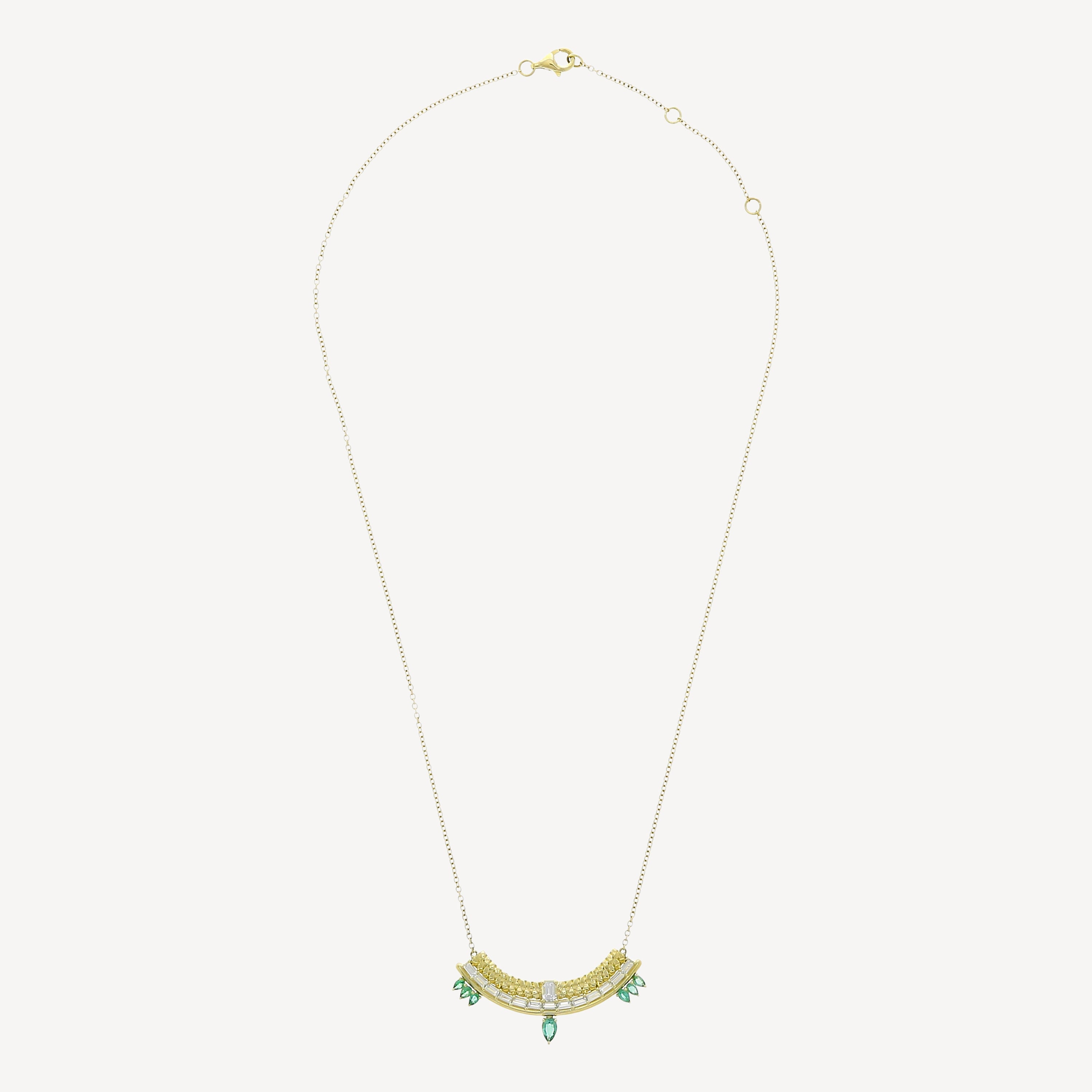 Stapelartige Halskette aus weißem Saphir und Smaragden