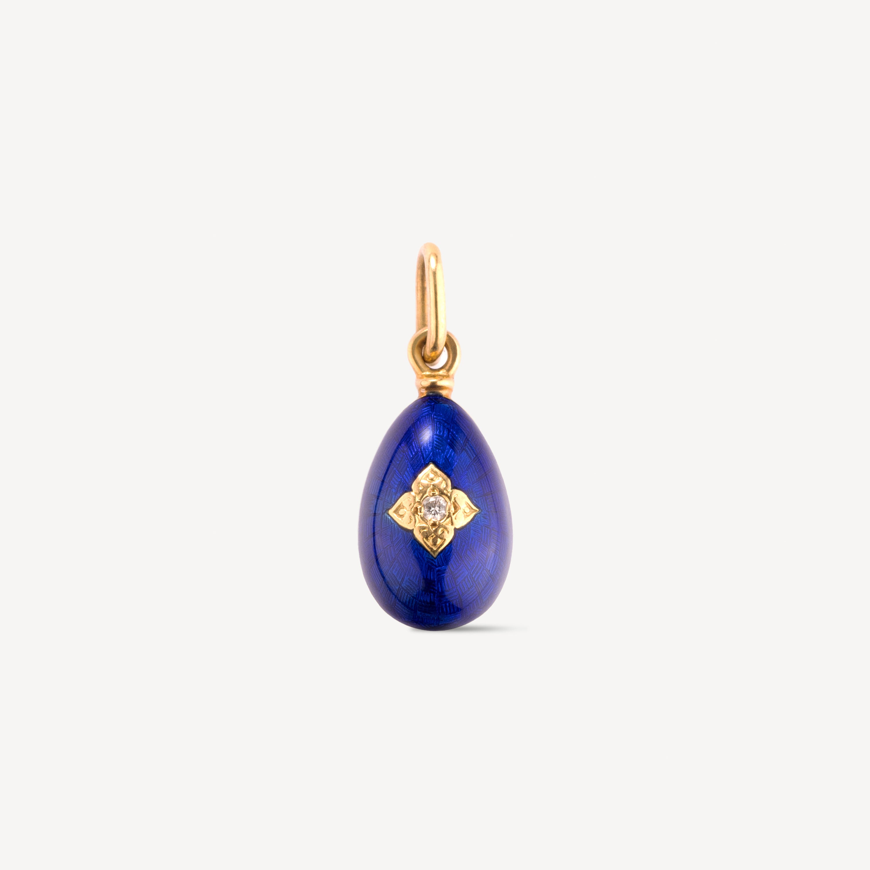 Blue Egg Clover pendant in gold