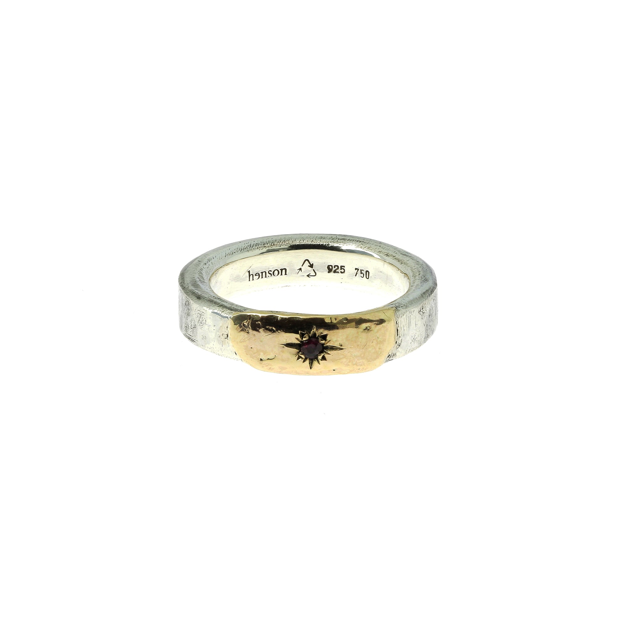 Gehämmerter Ring aus 7 mm Gold und Rubin