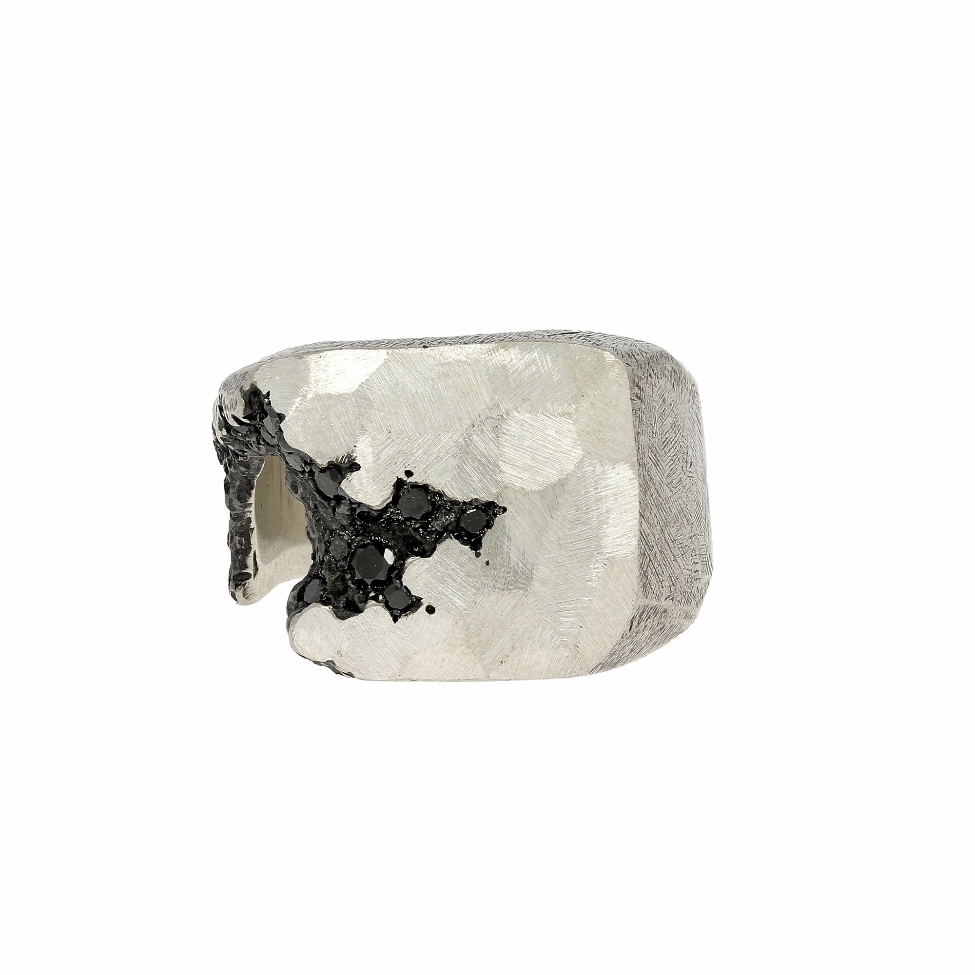 Schwarzer Diamantring mit seitlichen Risssteinen